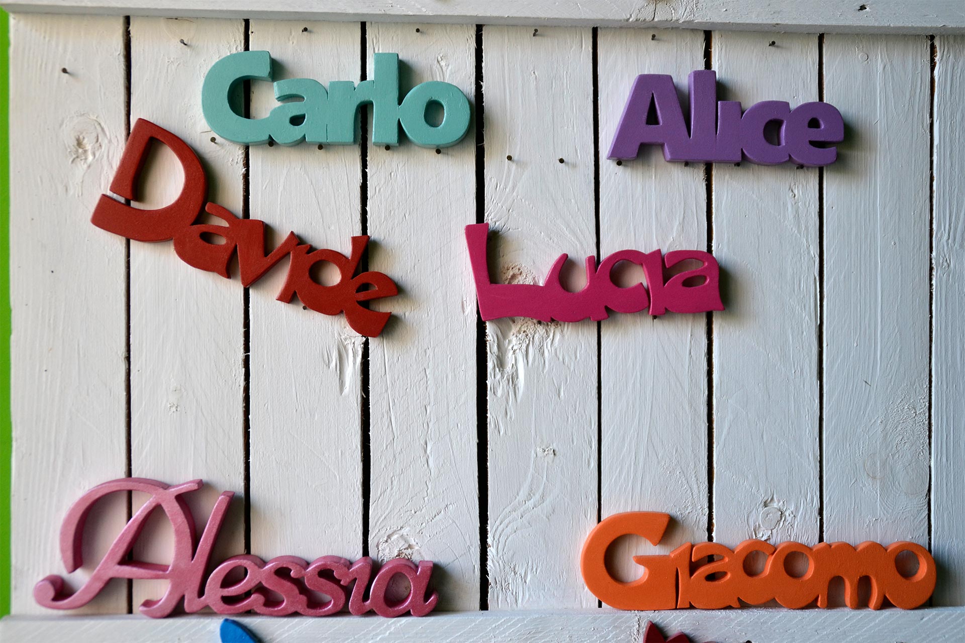 Nomi in legno ritagliato